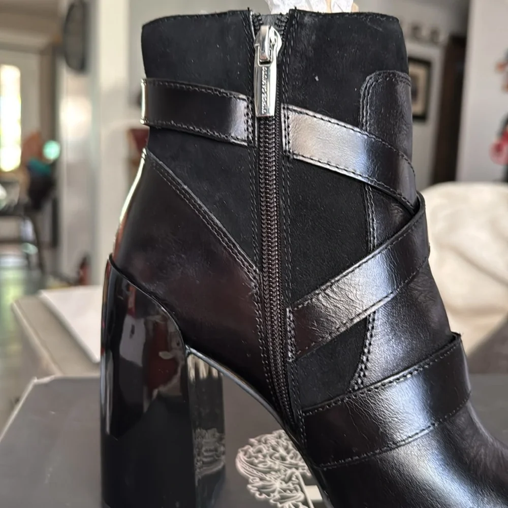 Vince Camuto Ankle Heel Boot💕 - Picture 3 of 9